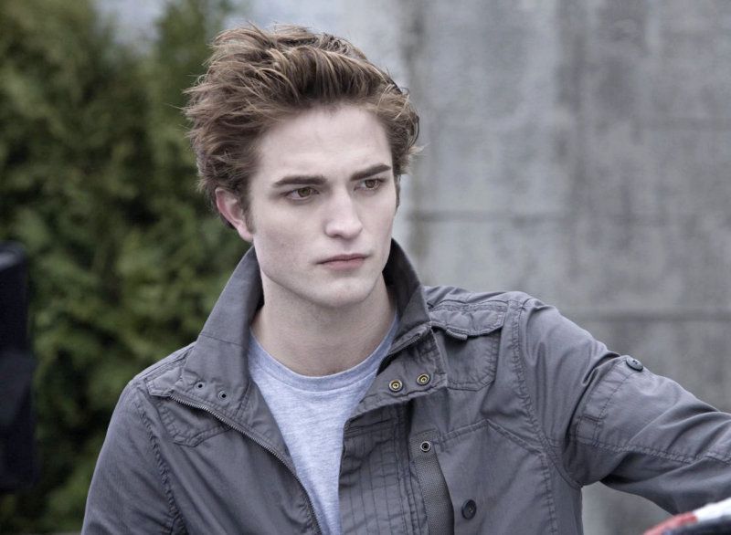 El vampiro que causó sensación entre las jóvenes adolescentes no parece tener tan buena acogida entre sus compañeros de reparto. Robert Pattinson ha sido en muchas ocasiones, el primero en hablar mal de sus propias películas, y eso no es algo que siente muy bien a sus compañeros y directores.