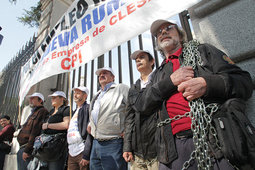 Trabajadores de Clesa se encadenan en la catedral de la Almudena para reclamar el cobro de los salarios atrasados