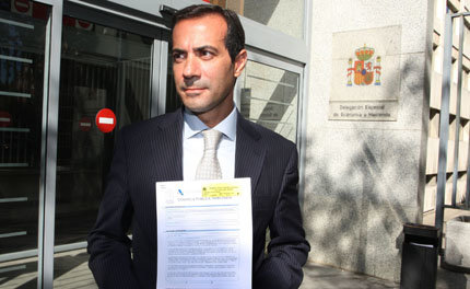 Salvador Victoria presenta la denuncia de la venta de camisetas verdes ante la Agencia Tributaria