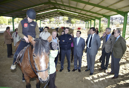 Cayetano Martínez de Irujo apadrina un proyecto de terapia con caballos en Las Rozas