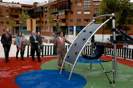 La nueva Plaza de la Artesanía cuenta con varias zonas estanciales para disfrute de los vecinos de Alcobendas