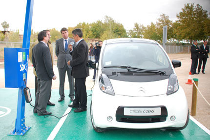  La Universidad de Alcalá inaugura el primer punto de recarga de vehículos eléctricos con energía solar de España 