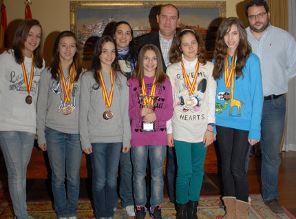 José Carlos Boza felicita al equipo infantil de gimnasia rítmica