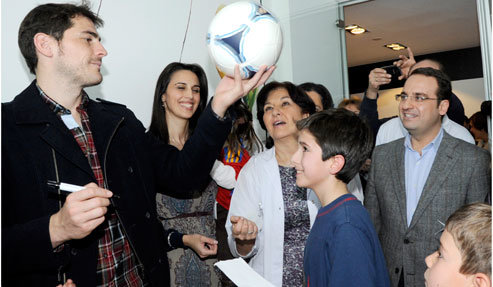 Casillas entrega juguetes en los hospitales de Móstoles 