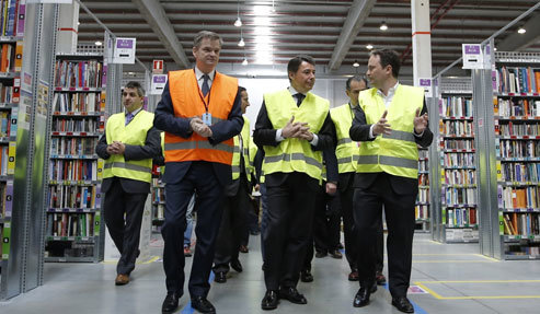 González visita el centro logístico de Amazon