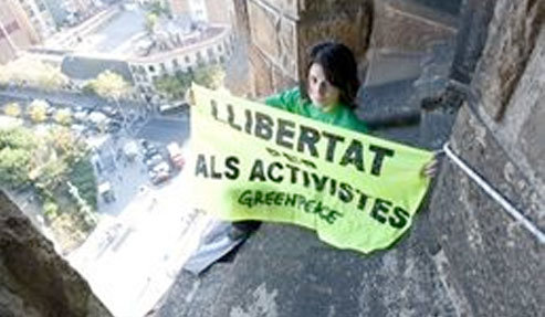 Greenpeace: Colgados de la Sagrada Familia por la liberación de dos activistas en Rusia