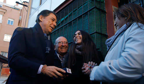 González entrega una de las 536 viviendas para familias con dificultades económicas