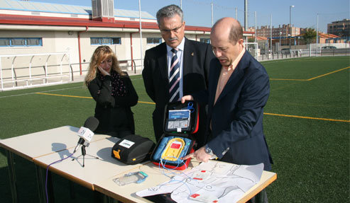 El Ayuntamiento instala desfribiladores en las ocho instalaciones deportivas