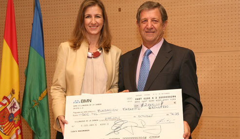 Partida entrega un cheque de dos mil euros a la Fundación Fabretto
