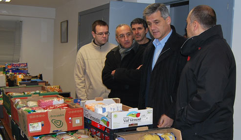 El PSOE entrega 1.000 kilos de alimentos no perecederos a Cruz Roja 