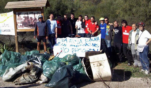 Recogida de basuras para denunciar la degradación del río Guadarrama