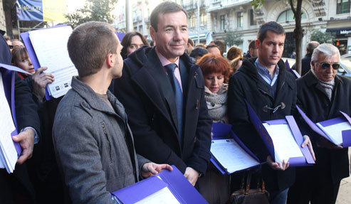 Los socialistas registran 80.000 firmas diciendo NO al tasazo universitario