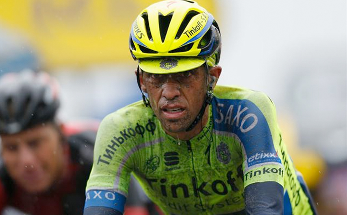Contador dice adiós al Tour tras fracturarse la tibia en una caída 