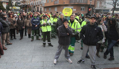 Los trabajadores municipales encerrados se concentran tras el desalojo