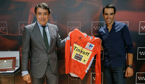 Contador regala a González un maillot rojo de líder de La Vuelta 