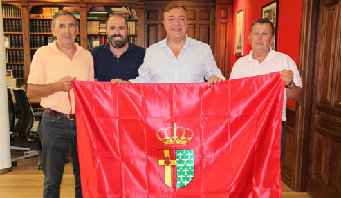 La bandera de Getafe para el Club Ultraligeros en su vuelta a Australia