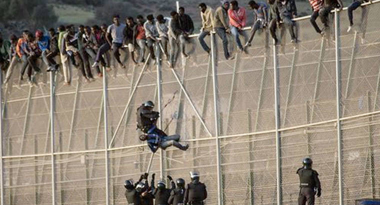 Grupos de inmigrantes pretenden saltar la valla de Melilla: Los intentos se han duplicado este año 
