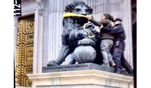 Greenpeace amordaza los leones de las Cortes para protestar por la Ley de Seguridad