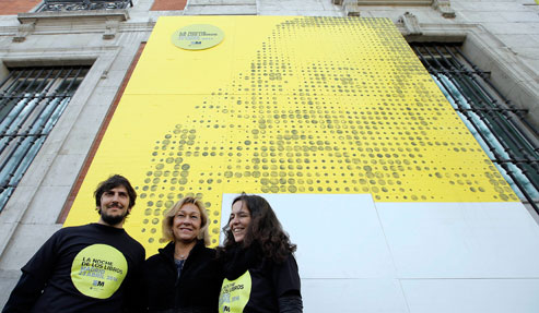 Un mosaico gigante `post-its´ da el pistoletazo a La Noche de los Libros 