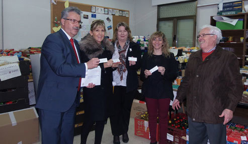 Vecinos y supermercados donan 16 toneladas de alimentos para Cáritas 