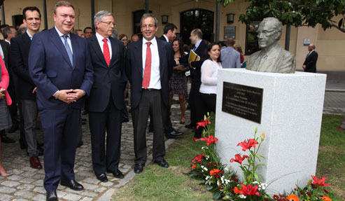 El Ayuntamiento dona un busto de Peces Barba a la Carlos III 
