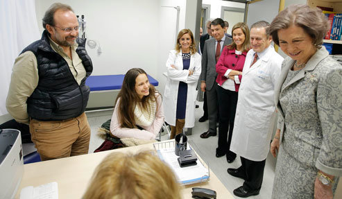 La Reina, Mato y González visitan las consultas de Ginecología Adaptada de La Paz