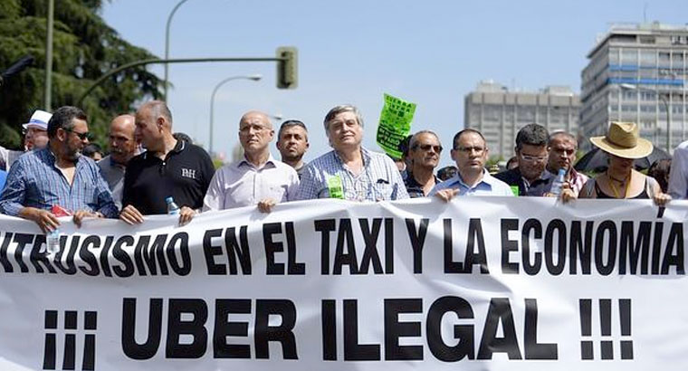 Protesta de los taxistas contra la entrada de Uber en Madrid