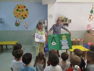 Más de 1.500 niños disfrutan del programa intergeneracional 'Los mayores cuentan'