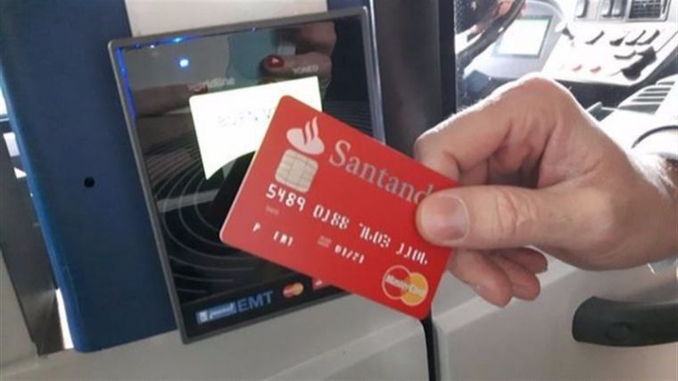 La EMT lanza un sistema para pagar el billete con tarjeta sin contacto