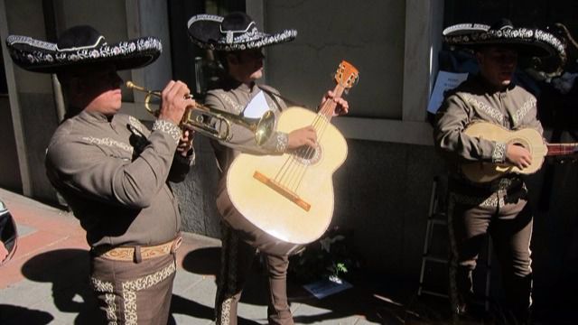 Mariachis mexicanos cantan a las puertas del PSOE que Sánchez sigue siendo 'el rey'