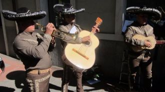 Mariachis mexicanos cantan a las puertas del PSOE que Sánchez sigue siendo 