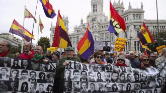 Manifestantes piden a Carmena que 