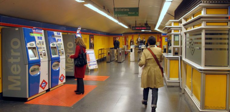 El Metro se queda sin taquillas y en 2018 sin billetes