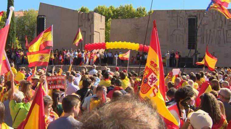Multitudinaria concentración en Colón para clamar por la defensa de la Constitución y de la unidad de España