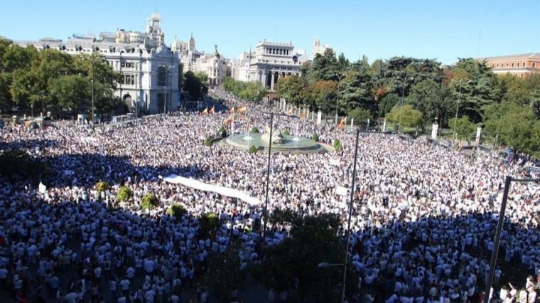 Cibeles se tiñe de blanco para reclamar a Rajoy y Puigdemont diálogo