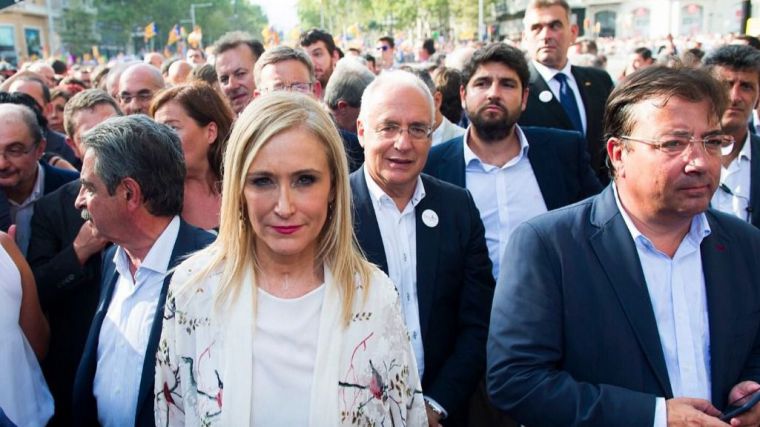 Cifuentes admira la 'valentía' de los catalanes 'que defienden la democracia'