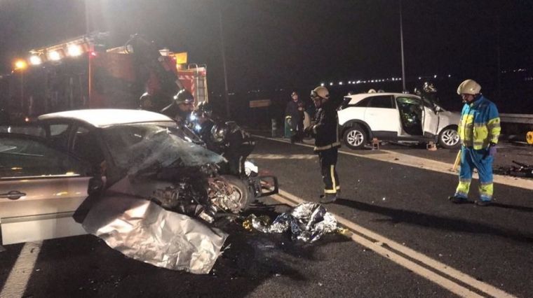 Mueren dos personas en un accidente con tres vehículos implicados en la M-410