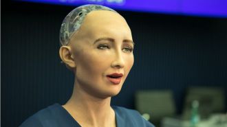 La robot Sophia ya no amenaza a los humanos. Ahora nos ama