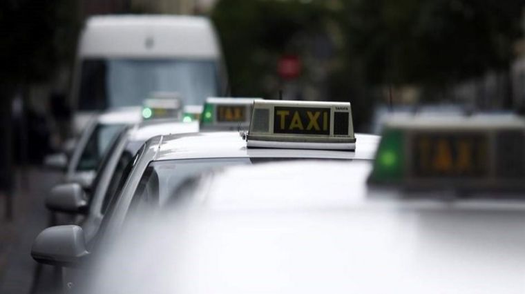 Los taxistas deciden hoy si se ponen de uniforme azul