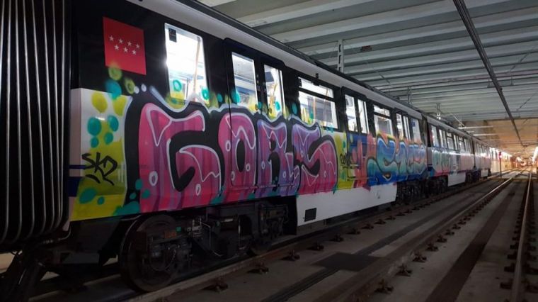 Un grupo de grafiteros pinta por cuarta noche vagones y una estación de Metro