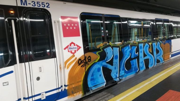 Vuelven a llenar de grafitis varios vagones del Metro