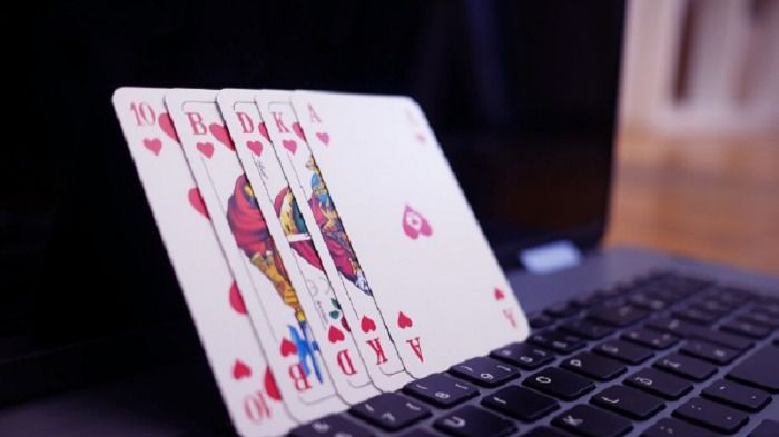 ¿Cómo se juega en casinos online?