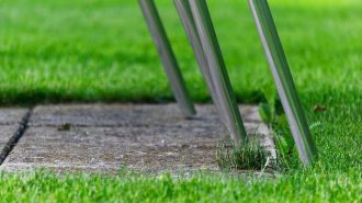 Un jardín en la terraza con césped artificial