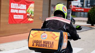 TSJ de Madrid anula despido de repartidor de Burger King por falta de uniforme completo