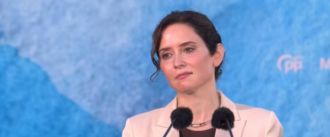 Ayuso exige elecciones y acusa a Sánchez de estar “obligado a irse a su casa”
