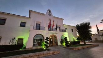 Fachada del antiguo Ayuntamiento iluminada en verde por el Día Mundial de la ELA