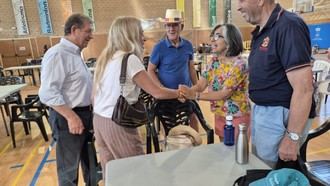 Visita de la consejera de Hacienda a evacuados por incendio en el pabellón municipal