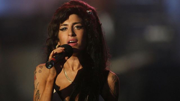 La autodestrucción de Amy Winehouse contada paso a paso