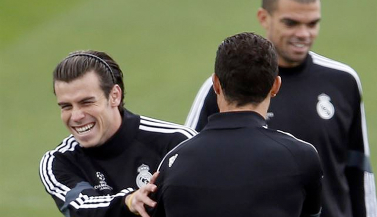 Bale se incorpora al grupo y mira al Calderón