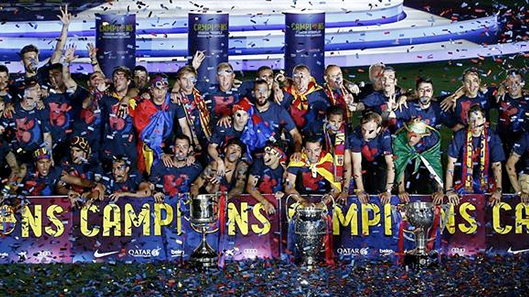 El Barcelona celebra el triplete con su afición